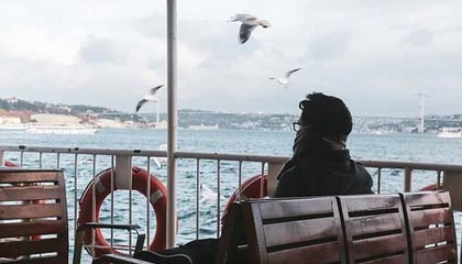 危险动作！萨尔瓦多亮鞋底铲倒深圳球员脚踝，吃到一张黄牌